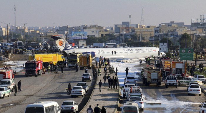 Ιράν: Αεροπλάνο προσγειώνεται σε λεωφόρο και ουδείς παθαίνει το παραμικρό