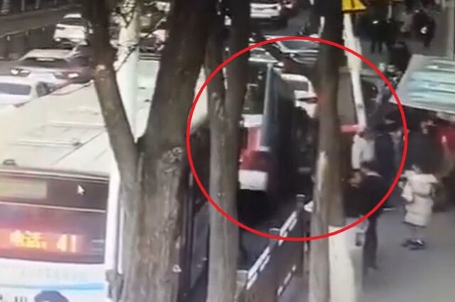 Κίνα: Δρόμος κατάπιε λεωφορείο – Νεκροί, τραυματίες και αγνοούμενοι