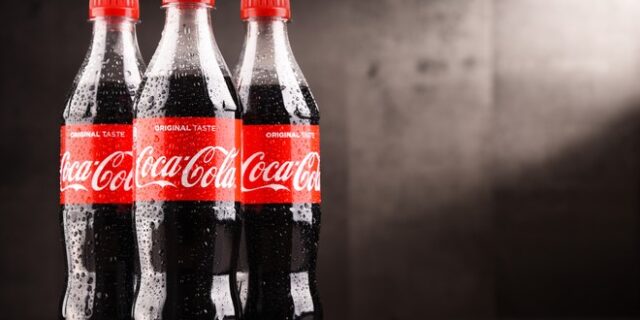 Coca Cola: Δεν καταργεί τα πλαστικά μπουκάλια γιατί τα θέλουν οι καταναλωτές