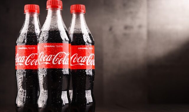 Coca Cola: Δεν καταργεί τα πλαστικά μπουκάλια γιατί τα θέλουν οι καταναλωτές