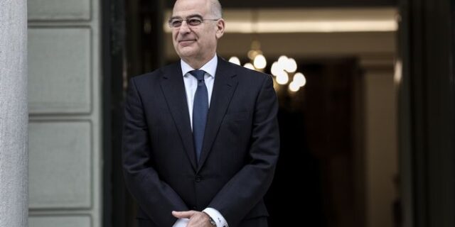 Δένδιας σε Χάφταρ: Θα στηρίξουμε την εκεχειρία στη Λιβύη