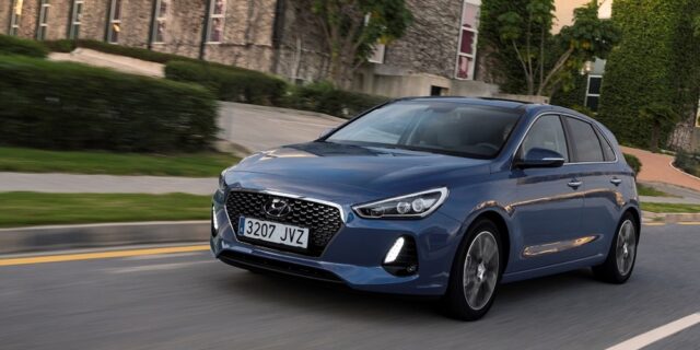 Hyundai i30: Στα ίσια απέναντι στον ανταγωνισμό