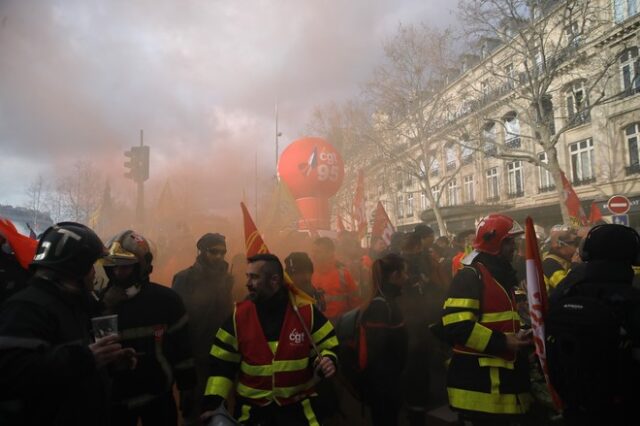 Γαλλία: Συγκρούσεις αστυνομικών – πυροσβεστών σε διαδήλωση