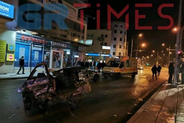 Θεσσαλονίκη: Χάος με καταδίωξη – Όχημα διακινητή καρφώθηκε σε ΙΧ και το έκοψε στα δύο