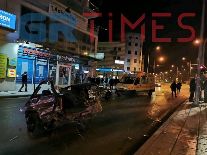 Θεσσαλονίκη: Χάος με καταδίωξη – Όχημα διακινητή καρφώθηκε σε ΙΧ και το έκοψε στα δύο
