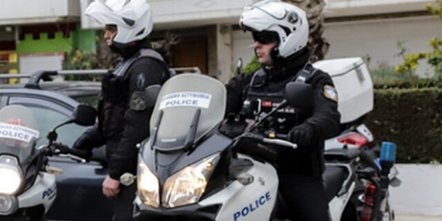Μικροεπεισόδιο με άντρες της Ομάδας ΔΙ.ΑΣ. έξω από την ΑΣΟΕΕ