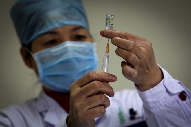 Η Κίνα εξετάζει το ενδεχόμενο της μικτής χρήσης εμβολίων κατά της Covid-19