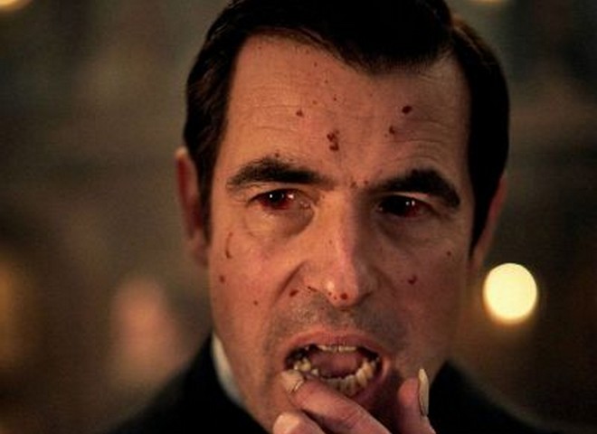 Dracula: Οι “έξυπνες” πινακίδες που εμφανίζoυν τον Άρχοντα του Σκότους μόνο τη νύχτα