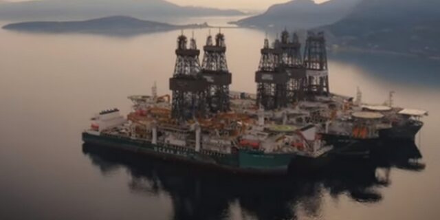 Τα 7 γιγάντια παροπλισμένα πλωτά γεωτρύπανα στον κόλπο της Ελευσίνας