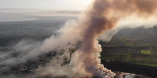 Βίντεο drone: Τοξικό νέφος “πνίγει” την Κόρινθο – Μεγάλη φωτιά σε εργοστάσιο