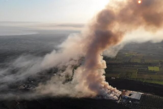 Βίντεο drone: Τοξικό νέφος “πνίγει” την Κόρινθο – Μεγάλη φωτιά σε εργοστάσιο