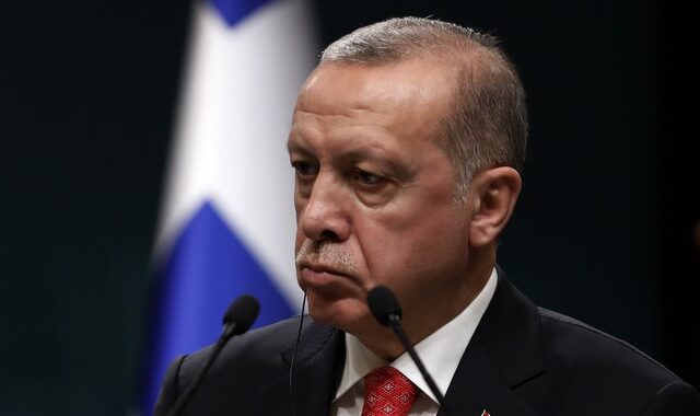 Τουρκία: Η οικονομία καταρρέει και ο Ερντογάν απαγορεύει τα “όχι στον πόλεμο”