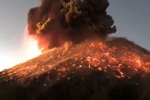 Καρέ καρέ η έκρηξη του ηφαιστείου Ποποκατέπετλ – Εικόνες που κόβουν την ανάσα