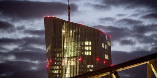 ΕΚΤ: Δύο ηχηρά καμπανάκια για τις ελληνικές τράπεζες