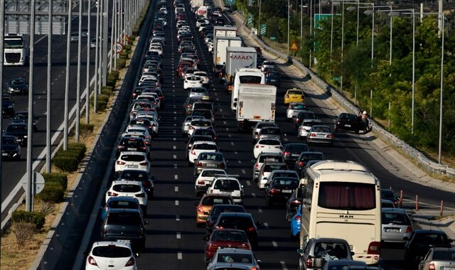 Κίνηση στους δρόμους: Καραμπόλα στον Κηφισό και μεγάλες καθυστερήσεις