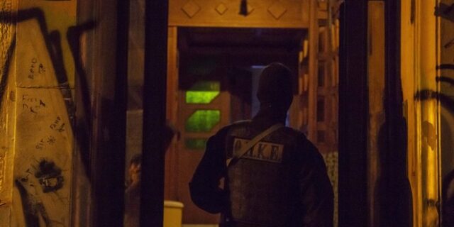 Επιχείρηση της Αντιτρομοκρατικής: Συνελήφθη ο “τοξοβόλος του Συντάγματος”