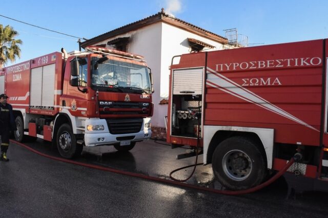 Νεκρός ανασύρθηκε άντρας από φλεγόμενη οικία στο Περιστέρι