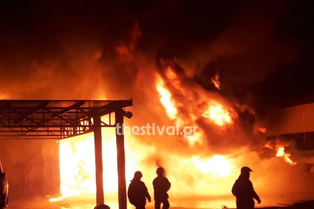 Σίνδος: Μεγάλη φωτιά σε εργοστάσιο γεωργικών μηχανημάτων