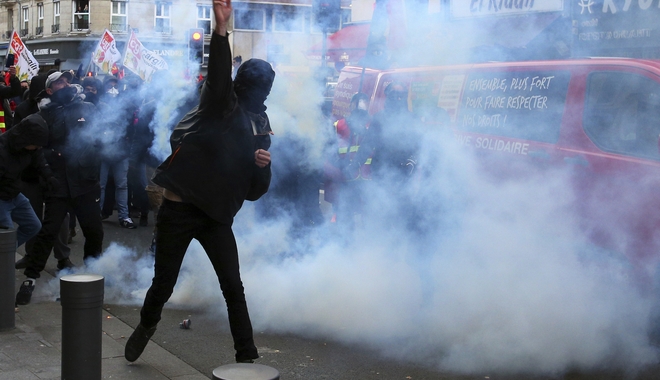 Γαλλία: Πάνω από 30 συλλήψεις σε διαδηλώσεις των “κίτρινων γιλέκων”