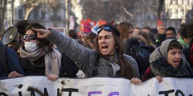 Γαλλία: Μαζικές διαδηλώσεις για το συνταξιοδοτικό