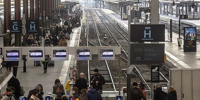 Γαλλία: Φουλ του δακρυγόνου σε αμαξοστάσιο στο Παρίσι, δεν κάνει πίσω ο Μακρόν