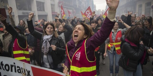 Γαλλία: Παρουσιάζεται το νομοσχέδιο για τις συντάξεις, στους δρόμους οι διαδηλωτές