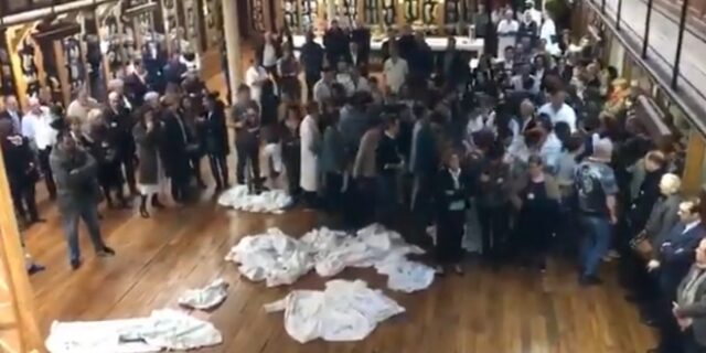 Οι Γάλλοι γιατροί δίνουν το παράδειγμα: Παραιτήθηκαν 1200, πέταξαν τις ρόμπες τους