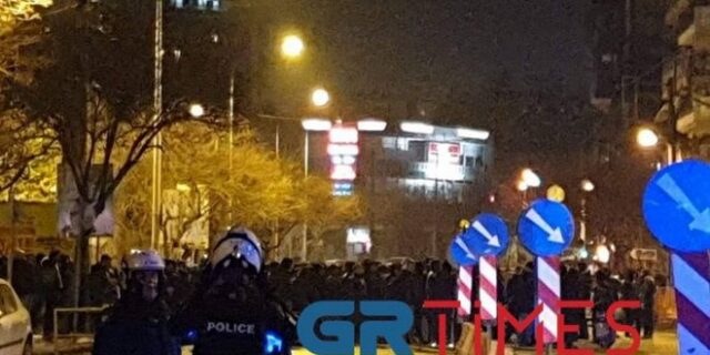Θεσσαλονίκη: Πορεία οπαδών ΠΑΟΚ στα γραφεία της ΝΔ
