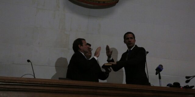 Βενεζουέλα: Η θεατρική ορκωμοσία του Γκουαϊδό υπό το φως των κινητών