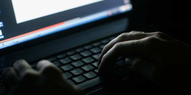 “Έπεσαν” κυβερνητικές ιστοσελίδες μετά από επίθεση χάκερ