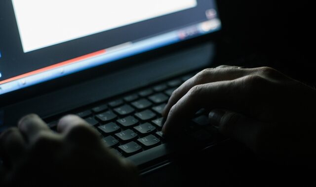 “Έπεσαν” κυβερνητικές ιστοσελίδες μετά από επίθεση χάκερ