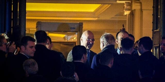 Ιδιωτική συνάντηση Χάφταρ – Δένδια σε κεντρικό ξενοδοχείο