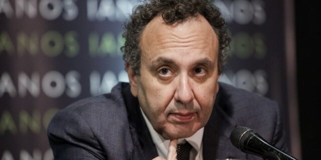 Ο μέγας Μικρούτσικος και τα “σοφά παιδιά” του Σημίτη