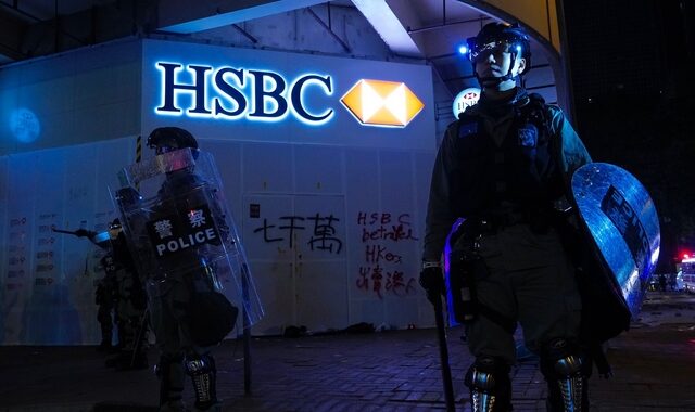 Χονγκ Κονγκ: Αλλαγή χρόνου με δακρυγόνα και συγκρούσεις