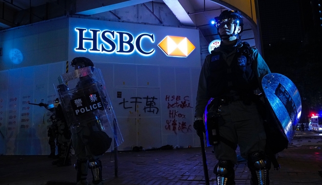 Χονγκ Κονγκ: Αλλαγή χρόνου με δακρυγόνα και συγκρούσεις