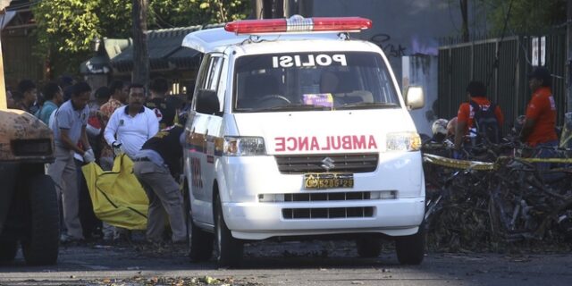 Ινδονησία: Κατέρρευσε πενταώροφο κτίριο – Πολλοί εγκλωβισμένοι