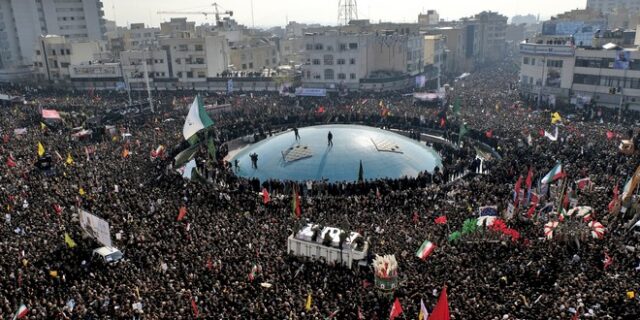Δολοφονία Σουλεϊμανί: Χιλιάδες Ιρανοί αποχαιρετούν τον στρατηγό στο κέντρο της Τεχεράνης