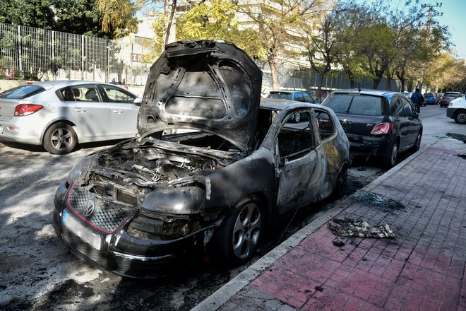 Ηράκλειο: Στις φλόγες τυλίχθηκε αυτοκίνητο στο Τυμπάκι