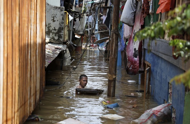Ινδονησία: Τουλάχιστον 21 νεκροί εξαιτίας πλημμυρών και κατολισθήσεων