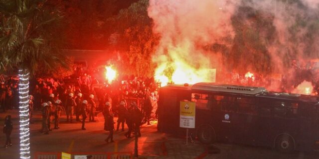 Ολυμπιακός – Παναθηναϊκός: Ένταση μεταξύ αστυνομίας και οπαδών έξω από το Καραϊσκάκης