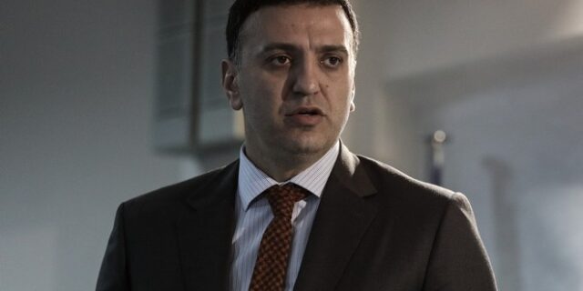 Κοροναϊός: Ο Κικίλιας επισκέφθηκε τους δύο Έλληνες που επαναπατρίστηκαν από την Κίνα