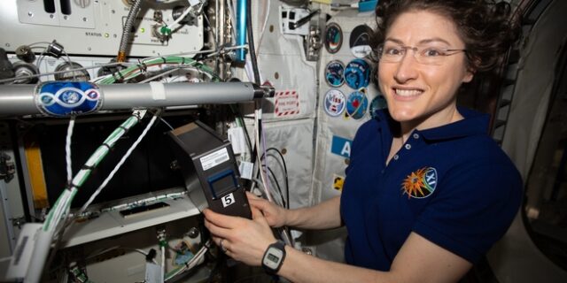 Η Κριστίνα Κοχ έσπασε το ρεκόρ συνεχόμενης παραμονής γυναίκας στο διάστημα