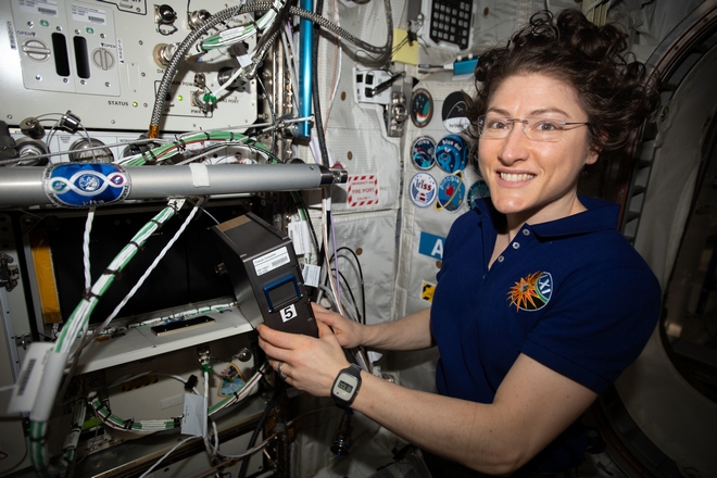 Η Κριστίνα Κοχ έσπασε το ρεκόρ συνεχόμενης παραμονής γυναίκας στο διάστημα