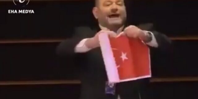 Παραλήρημα Λαγού: Έσκισε την τουρκική σημαία – Αντίδραση Τσαβούσογλου