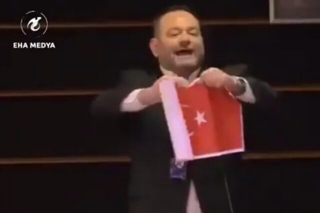 Παραλήρημα Λαγού: Έσκισε την τουρκική σημαία – Αντίδραση Τσαβούσογλου