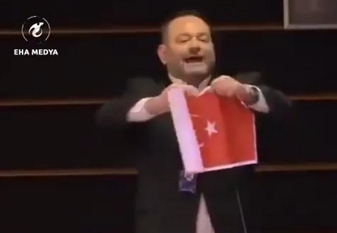 Παραλήρημα Λαγού: Έσκισε την τουρκική σημαία – Αντίδραση Τσαβούσογλου