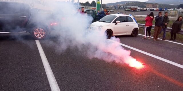 Λαμία: Ουρές χιλιομέτρων στην Εθνική Οδό – Διαμαρτυρία για το νέο Hot spot