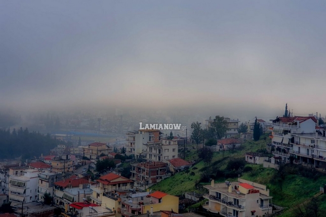 Λαμία: Απόκοσμο τοπίο – Η ομίχλη σκέπασε την πόλη