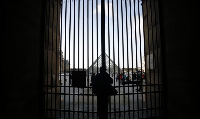 Γαλλία: Αποκλεισμένο το Λούβρο από απεργούς – Αγανακτισμένοι οι τουρίστες