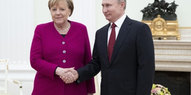 Μέρκελ σε Πούτιν: “Η εργαλειοποίηση των μεταναστών είναι απάνθρωπη”